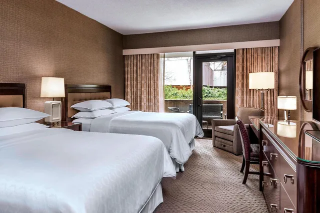 Guest Room, Superior, King Bed, 2 Queen Beds, Garden View, SHERATON CENTRE TORONTO 2/4