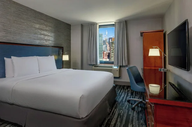 غرفة ديلوكس بسرير مزدوج بإطلالة، Fairfield Inn and Suites New York Manhattan Times Square 1/3