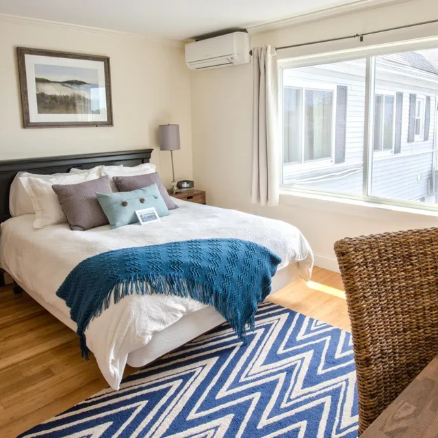 Queen Bed, Village View، Nonantum Resort 2/9