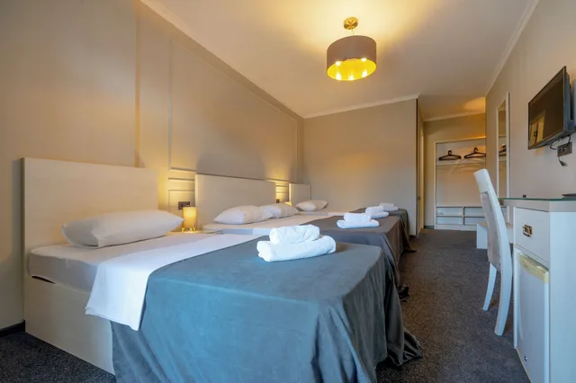 غرفة رباعية بسرير كينج وسريرين منفصلين بشرفة، Hotel Piazza 4/6