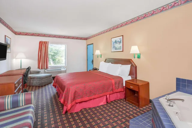 غرفة بسرير كينج للمدخنين، Days Inn By Wyndham North Columbia Ft Jackson 4/4