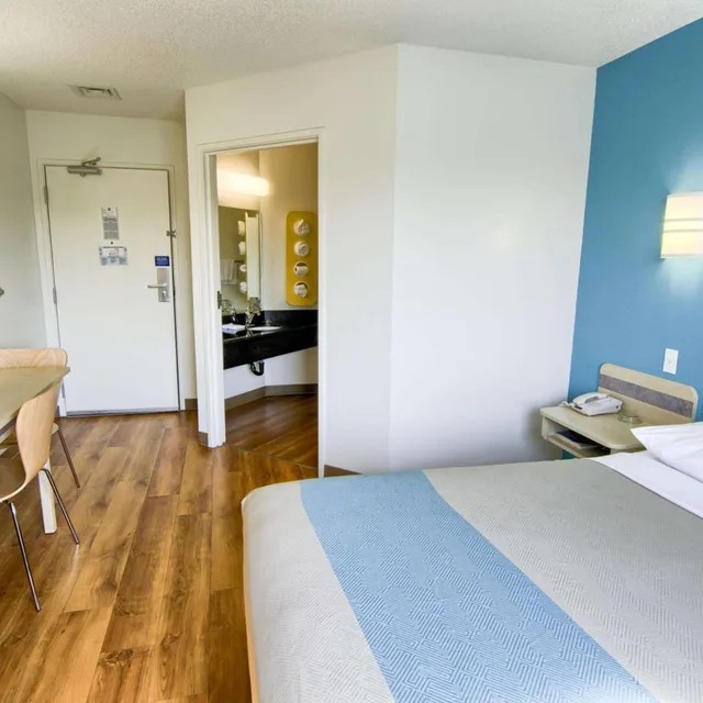 1 Queen Bed, Motel6 Portsmouth, NH 10/10