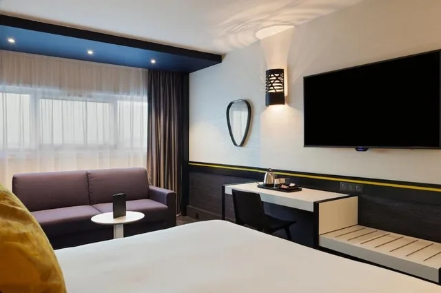 غرفة بسرير مزدوج مع أريكة، Hotel Inn Paris CDG Airport 5/8