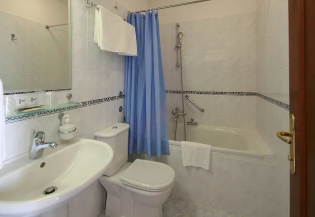 غرفة قياسية بسريرين منفصلين بإطلالة على البحر، Hotel Lovran 9/10