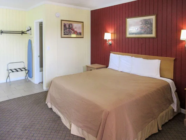 غرفة بسرير كينج للمدخنين، Rodeway Inn Kansas City Downtown Area 1/3