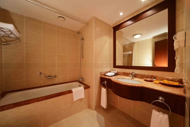 غرفة قياسية بسرير كينج، Lotte City Hotel Tashkent Palace 3/3
