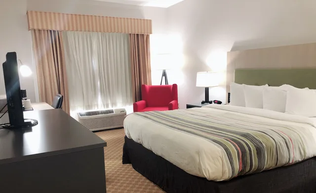 غرفة بسرير كينج لذوي الإعاقة، Country Inn & Suites by Radisson, Topeka West, KS 1/10
