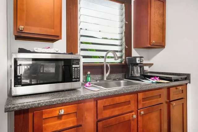 2 Bedrooms, Cottage, King and Twin Beds, Water Front, Kitchenette، Paradise Bay Resort 8/9