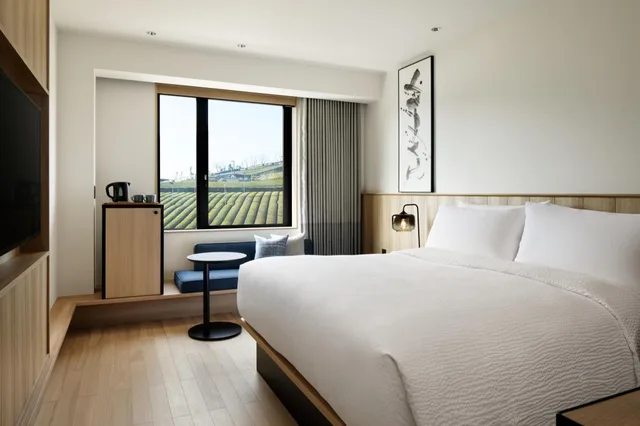 غرفة بسرير كينج يُسمح فيها بالحيوانات الأليفة، Fairfield by Marriott Kyoto Minamiyamashiro 1/2