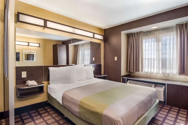 جناح بسرير كوين، Motel6 Canton GA 1/4