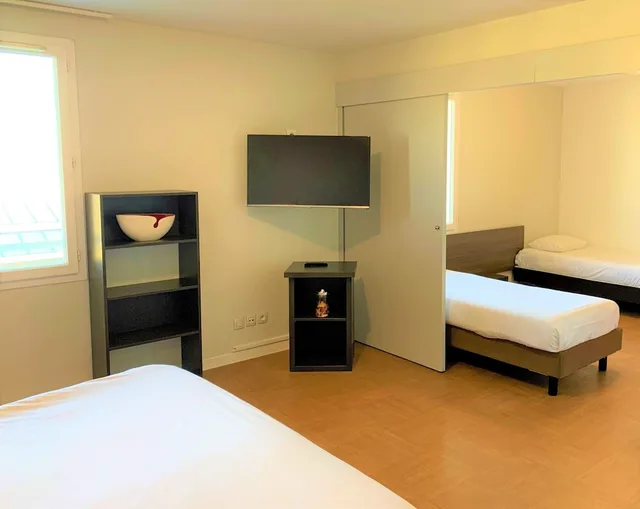 شقة بسرير كينج وسريرين منفصلين لذوي الإعاقة، Apart'hotel Sainte-Marthe 1/3
