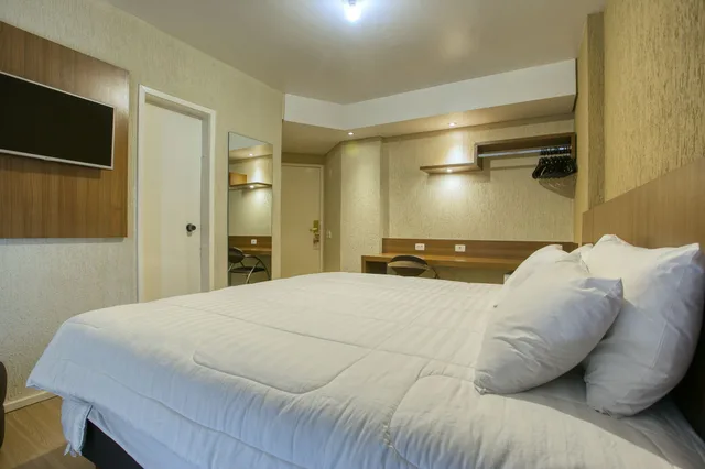 Executive, Double Bed, The Roochelle Hotel 2/8