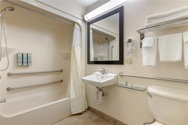 غرفة بسرير كوين بحوض استحمام لذوي الإعاقة، Best Western Parsons Inn 4/4