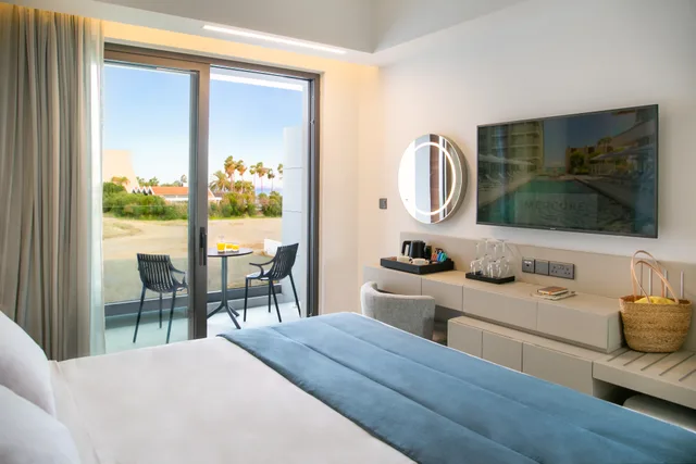 غرفة بسرير مزدوج بشرفة، Mercure Larnaca Beach Resort 4/8