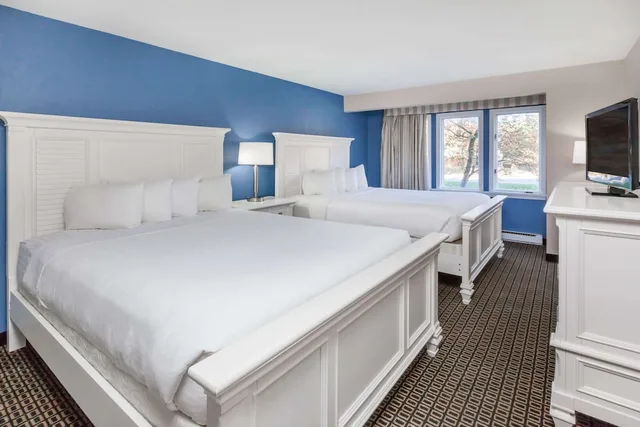 استوديو بسريرين كوين بشرفة بغرفتي نوم بمطبخ صغير، Travelodge by Wyndham Traverse City MI 1/3