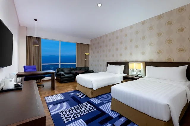 جناح جونيور بسريرين منفصلين، Aston Jember Hotel and Conference Center 5/6