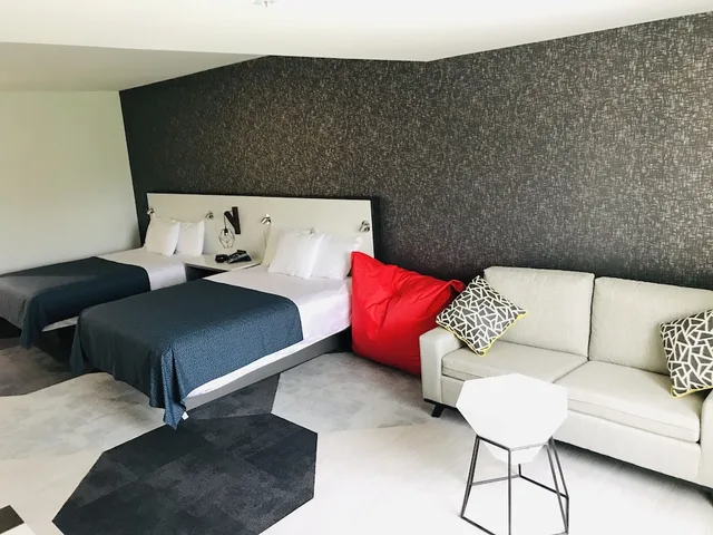 جناح بسريرين كوين مع أريكة، Hy-Lo Hotel 2/4