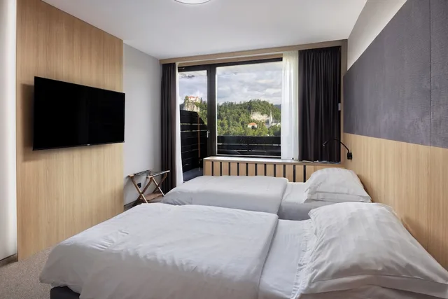 غرفة بسريرين منفصلين بإطلالة على البحيرة بشرفة، Hotel Kompas 2/3