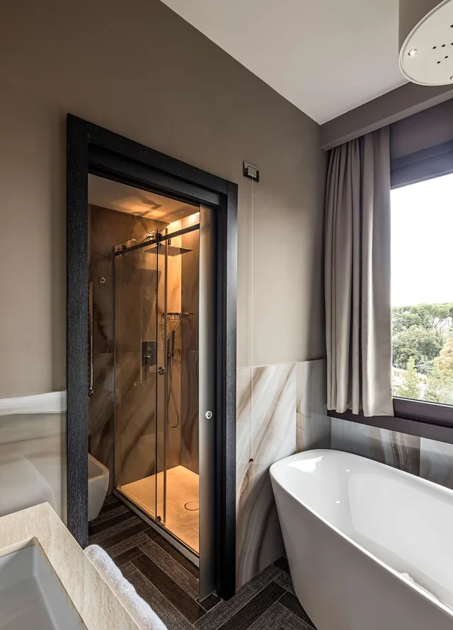 جناح جونيور، The Tribune Hotel 5/10