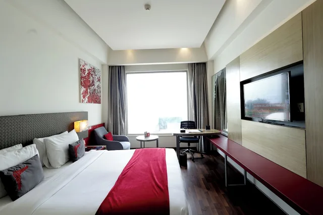 غرفة بسرير كوين للمدخنين، Ramada by Wyndham Lucknow Hotel and Convention Center 1/6