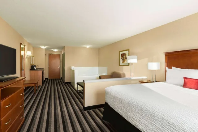 جناح بسرير كينج، Days Inn Suites By Wyndham Edmonton Airport 1/3