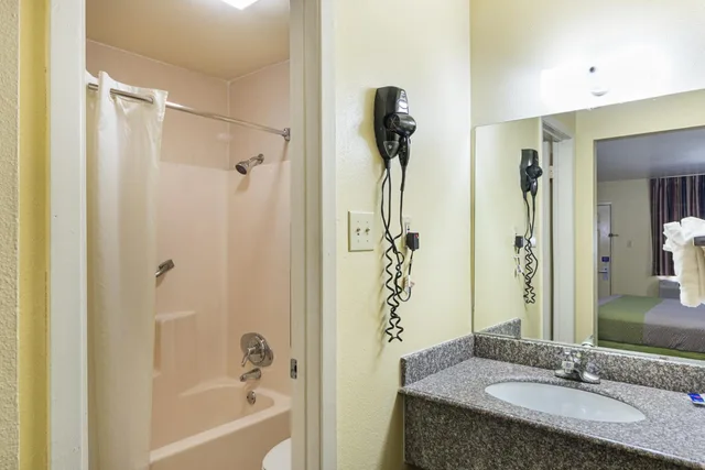 2 Full Beds - Non-Smoking, Micfridge، Motel6 Livingston, TX 7/10