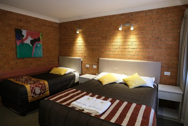 غرفة ديلوكس بسرير كوين وسرير فردي وسرير كوين في الطابق الأرضي، Sapphire Palms Motel 1/6