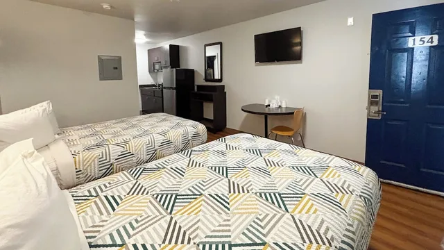 2 Full Beds - Smoking, Kitchen، Motel6 Greenville, SC 4/7