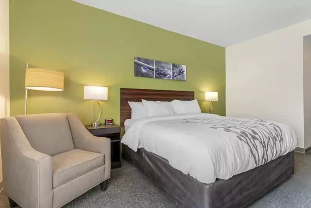 Efficiency, King Bed, Accessible، Sleep Inn & Suites Liberty TX 2/3