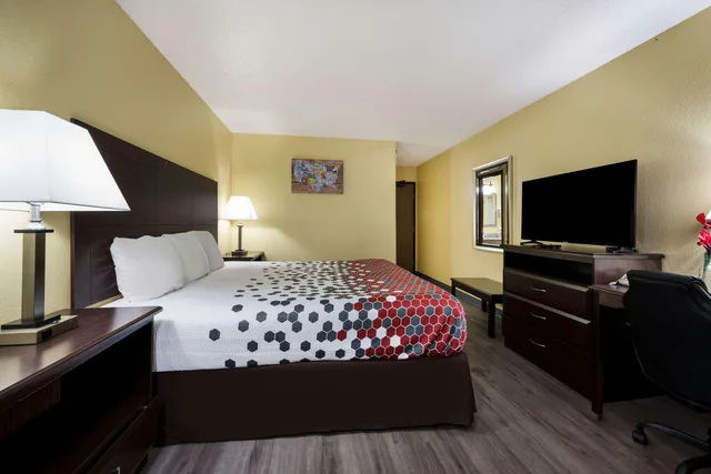 غرفة بسرير كينج للمدخنين، Econo Lodge Spotsylvania Town Center 3/5