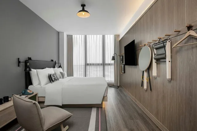 غرفة بسرير كينج بإطلالة على المدينة، Moxy Shanghai Hongqiao NECC 2/5