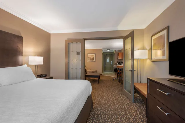 جناح بسرير كينج مع أريكة بمطبخ صغير، Best Western Plus Fernie Mountain Lodge 1/3
