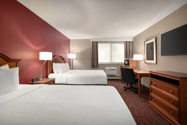 غرفة بسريرين كوين لذوي الإعاقة، Ramada By Wyndham Grand Forks 4/6