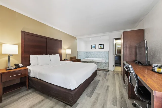 Room, King Bed, Hot Tub, Comfort Inn Santa Cruz North 3/10