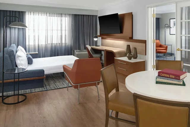 جناح بسرير كينج بغرفة نوم واحدة مع أريكة، Courtyard By Marriott Palo Alto Los Altos 4/6