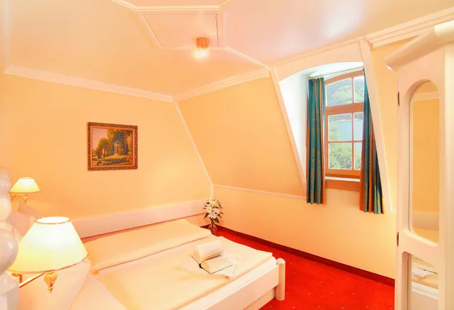 غرفة عائلية بسرير كوين وسرير بطابقين بإطلالة على البحيرة، Grand Hotel Zell Am See 2/5