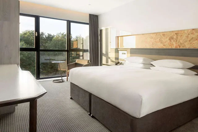 King Deluxe Room with View, Comp Wifi/Coffee-Tea Facilities/40 Inch Hdtv, 25 Sqm/Iron and Board/Mini Fridge، Doubletree By Hilton Edinburgh Queensferry Crossing 3/3