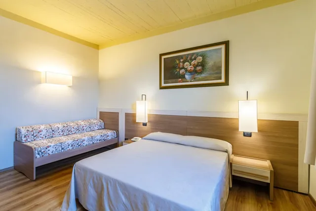 غرفة ثلاثية، Hotel Country Club 3/10