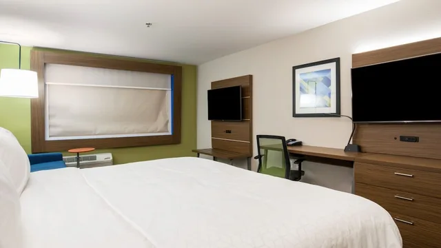 جناح بسرير كينج مع أريكة، Holiday Inn Express Suites Racine 1/10