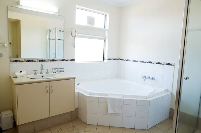 2 Bedrooms, Spa, Apartment, King Bed, 1 Queen and 1 Single Bed، KALBARRI EDGE RESORT 6/10