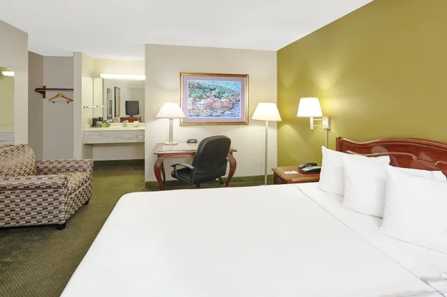 غرفة قياسية بسرير كينج للمدخنين، Chicago Lake Shore Hotel 1/2