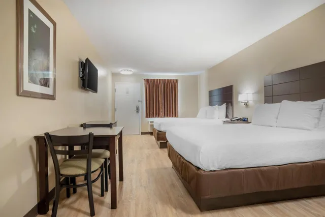 غرفة بسريرين كوين بمطبخ صغير، SureStay Studio by Best Western Gonzales 2/4