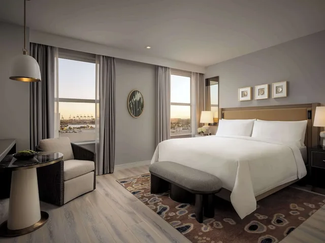 Fairmont, King Bed, Bay View, Accessible، Fairmont Breakers Long Beach 2/10