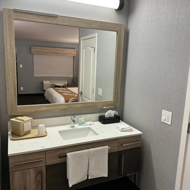 غرفة ديلوكس بسرير كينج، Quality Inn Near Chico State 5/6