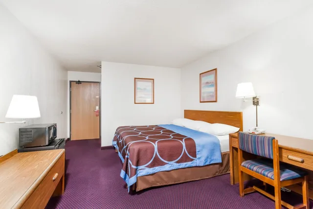 غرفة بسرير كينج بحوض استحمام لذوي الإعاقة، Super 8 by Wyndham Sidney NY 6/6