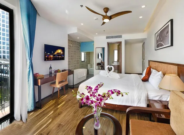 جناح بسرير فردي بشرفة، Ritzy Boutique Hotel Da Nang 1/1