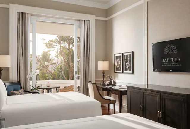 غرفة بسريرين منفصلين بإطلالة على المسبح، Raffles Hotel Le Royal 2/6