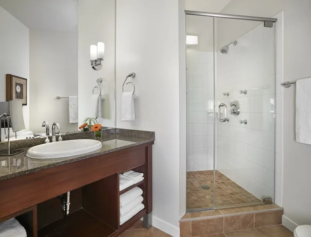 Premium, King Bed, Spa Bathroom، Metterra Hotel on Whyte 4/4