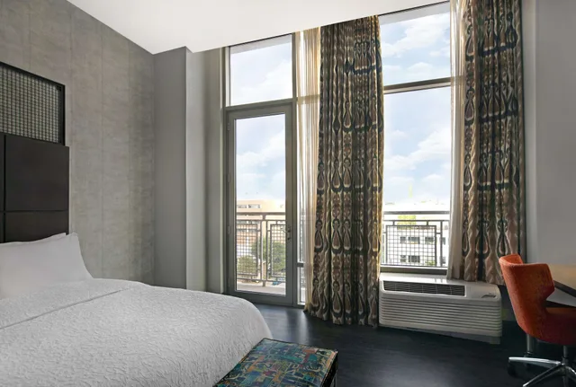 Standard, King Bed, Balcony, Hampton Inn & Suites Austin At The University / Capitol 1/10