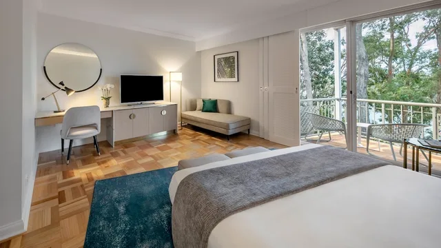 غرفة كلاسيكية بسرير كينج بإطلالة على المرسى مع دخول صالة النادي، Intercontinental Sanctuary Cove 4/7